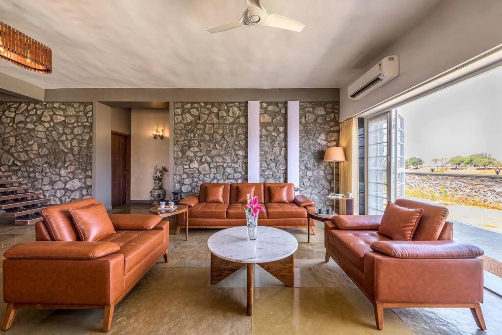 Stone Mansion By Phoenix Stays Igatpuri Eksteriør billede