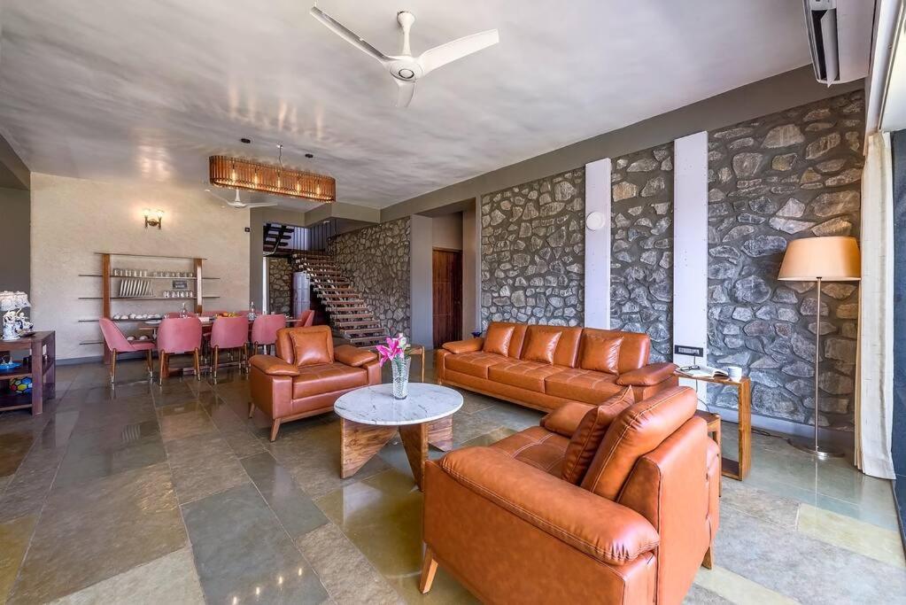 Stone Mansion By Phoenix Stays Igatpuri Eksteriør billede